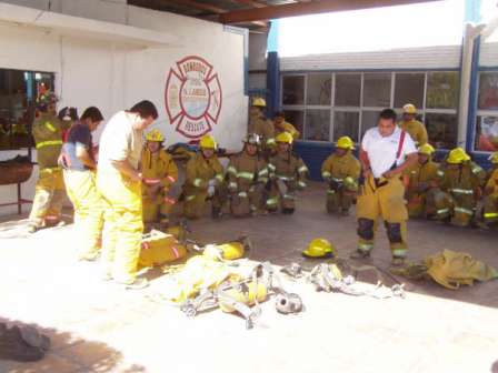 Atienden bomberos entre 150 y 350 reportes diarios de emergencia en el DF