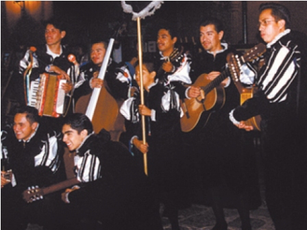 Reviven callejoneadas en sitios de riqueza histórica y cultural de la Ciudad de México