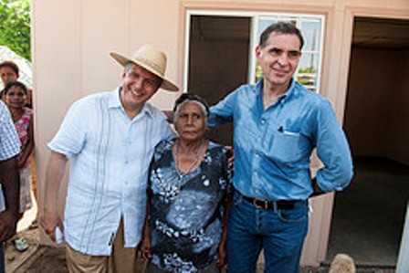 Entregan casas con tecnología de punta mexicana a damnificados por los sismos, en Oaxaca