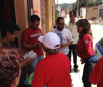 Continúa Liz Acosta su campaña casa por casa
