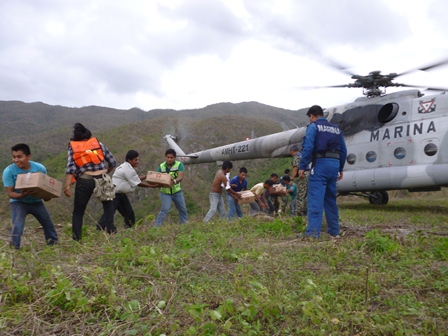 Armada y Ejército refuerzan apoyo a Oaxaca para puentes aéreos