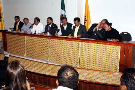 PRD muestra evidencia de ilegalidad alrededor de la campaña de EPN
