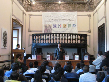 Acude Benjamín Robles Montoya al debate, en la Facultad de Derecho
