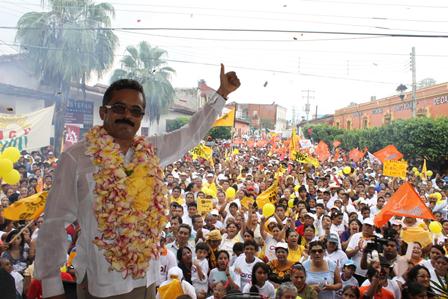 Cierra Carol su campaña ante miles de simpatizantes en Tehuantepec