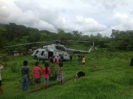 Establecen puentes aéreos para atender a pueblos de difícil acceso afectados por huracán en la Costa y Sierra Sur