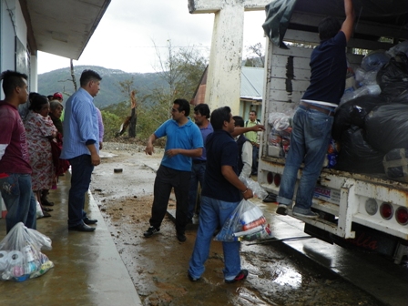 Entregan cuatro toneladas de víveres y agua a damnificados de “Carlotta” en Loxicha