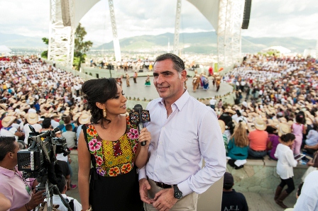 Guelaguetza, vínculo de unión con oaxaqueños en el exterior: Gabino Cué