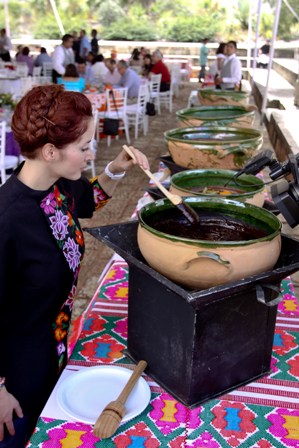 Deleita a turistas degustación de los Siete Moles, en Oaxaca
