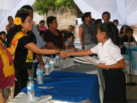 Hacer un Oaxaca más democrático, exhorta diputada Serrano a estudiantes