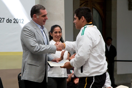 Entrega Cué becas y reconocimientos a medallistas olímpicos y paralímpicos