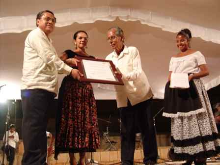 Reconoce Gobierno de Oaxaca a Felipe Matías Velasco, creador del poema Flor de Piña