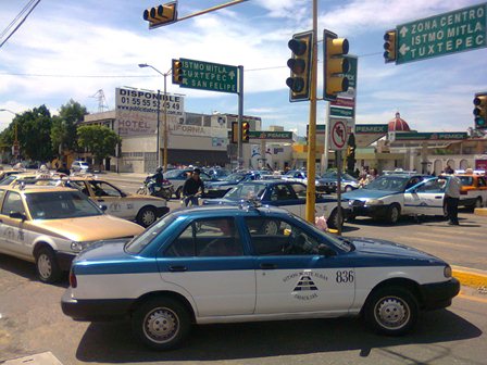 Taxistas comprometidos con Gabino Cué a no perturbar la Guelaguetza, con más bloqueos