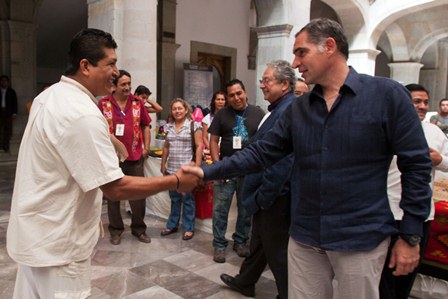 Da la bienvenida Gabino Cué a visitantes en la Guelaguetza 2012