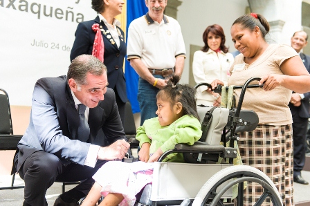 Entrega Cué 200 sillas de ruedas para bienestar de niños y adolescentes