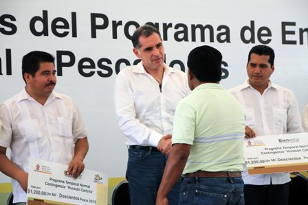 Reciben pescadores de la Costa afectados por “Carlotta” recursos por 1.6 mdp