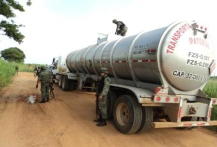 Localizan toma clandestina de combustible y aseguran tractor cisterna en Veracruz
