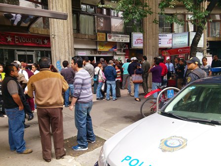 Evacuan edificio en el DF ante riesgo inminente por daños ocasionados por el sismo de marzo