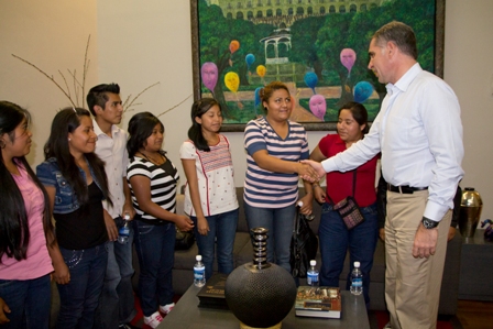 Apoyan a diez becarios oaxaqueños que estudiarán en Escuelas de Estados Unidos