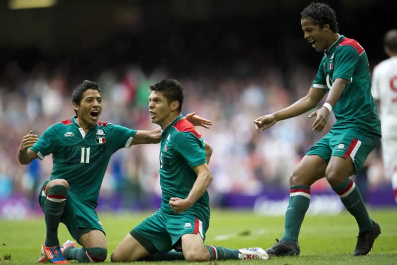 México Vence a Suiza, con gol de Peralta
