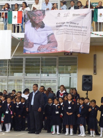 Entrega masiva de útiles y uniformes