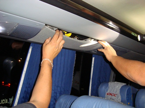 PF detecta autobús de pasajeros con 21 paquetes de cocaína, al sur de Veracruz