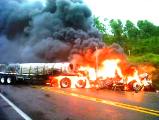 Repele emboscada PF, en Apatzingan por lo menos cinco muertos y decenas de autos incendiados