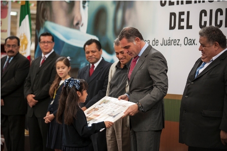 Avance del 58 por ciento en la distribución de uniformes y útiles escolares: Gabino Cué