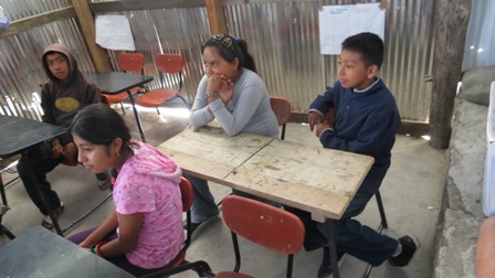 Denuncian padres de familia que el IEEPO pretende clausurar escuela primaria bilingüe de Guelavila