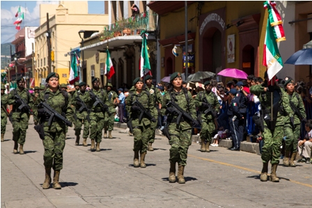 Presencia Gabino Cué desfile cívico militar; concluyó sin novedad y en completa calma