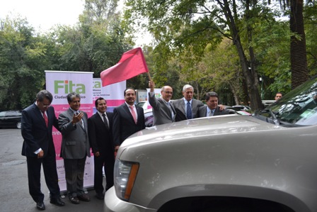Dan banderazo de salida a taxis turísticos con emblema de la Feria Internacional de Turismo de las Américas