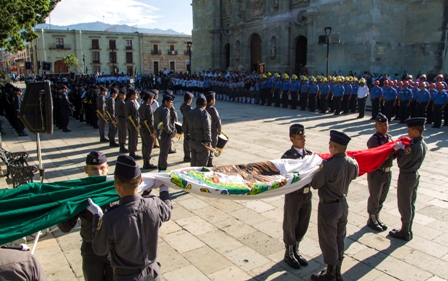 Encabeza Heroico Cuerpo de Bomberos ceremonia de izamiento del Lábaro Patrio