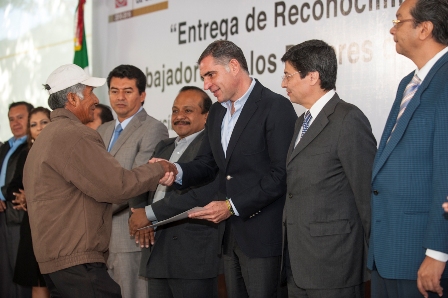 Renueva Gobierno de Oaxaca y base trabajadora alianza en el marco del Día del Empleado