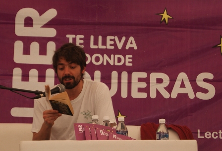 El actor José María de Tavira acerca la lectura a jóvenes de Santa María Huatulco
