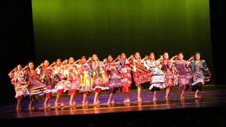 Deslumbra a Finlandia la cultura de Oaxaca; ovacionan la Guelaguetza en el Teatro Savoy, de Helsinki