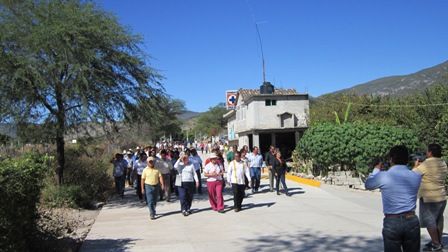 Inauguran calles y entregan recursos del Fondo de Atención a Migrantes en la Mixteca de Oaxaca