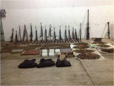 Personal militar detiene a cuatro personas con armas, dinero y vehículos en Veracruz