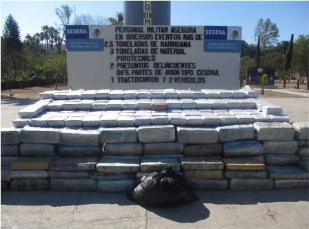Decomisa personal militar mariguana, pirotécnia, vehículos y partes de un avión en Baja California