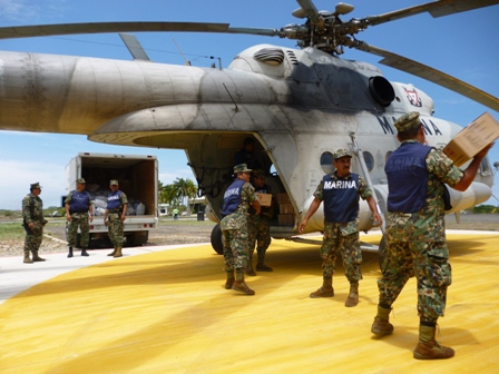 Preside Felipe Calderón entrega de condecoraciones al Ejército, Fuerza Aérea y Armada de México