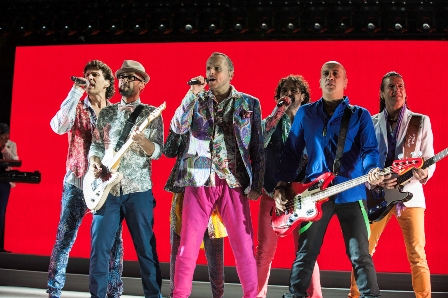 Disfrutan miles de oaxaqueños presentación de Miguel bosé en el Auditorio Guelaguetza