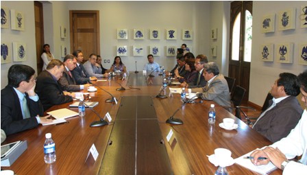 Seremos respetuosos del proceso electoral 2013, señala Cué a dirigentes de partidos y el IEEPCO