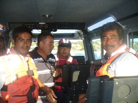 Rescata Marina, con apoyo de gobierno de Oaxaca, a pescadores extraviados en Puerto Escondido