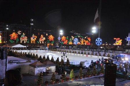 Inaugura Mancera pista de hielo en el Zócalo capitalino; desea paz y armonía a capitalinos