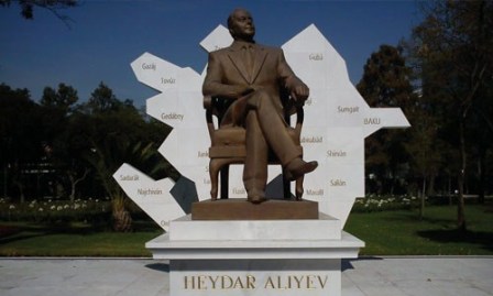 Abierta mesa de diálogo para buscar lugar definitivo donde reubicarán escultura de ex presidente de Azerbaiyán