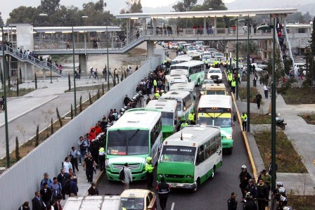 Al corralón micros y un taxi que usaban base en lugares prohibidos