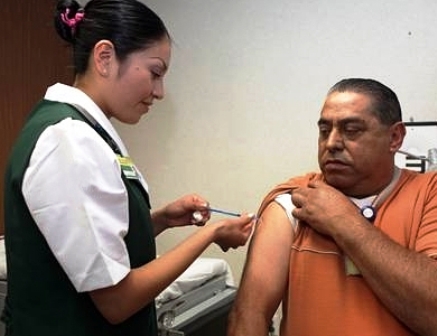 Presenta avance del 70 por ciento jornada de vacunación por temporada invernal en el DF