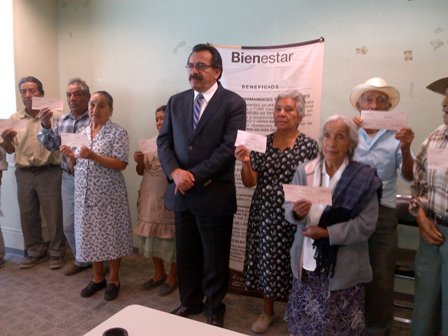 Entregan recursos a 58 ex braceros y sus familias en Oaxaca; la mayoría son sus viudas