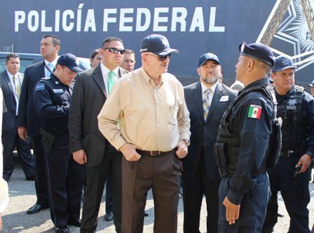 Ofrece su amistad Mondragón y kalb a personal del Centro de Mando de la PF