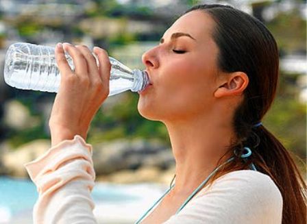 Mujeres más proclives a infecciones en vías urinarias; necesario acudir al médico y tomar agua