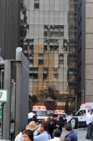 Asciende a 37 cifra de muertos por explosión en Torre de Petróleos Mexicanos, en el DF