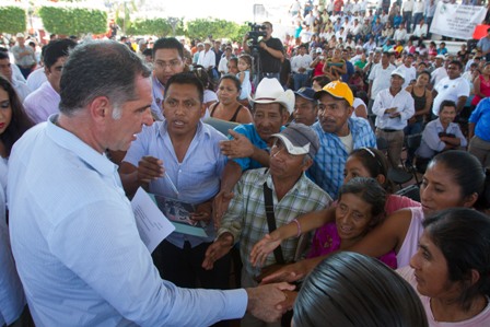 Entregan apoyos al campo y obras sociales en tres municipios de la Costa de Oaxaca
